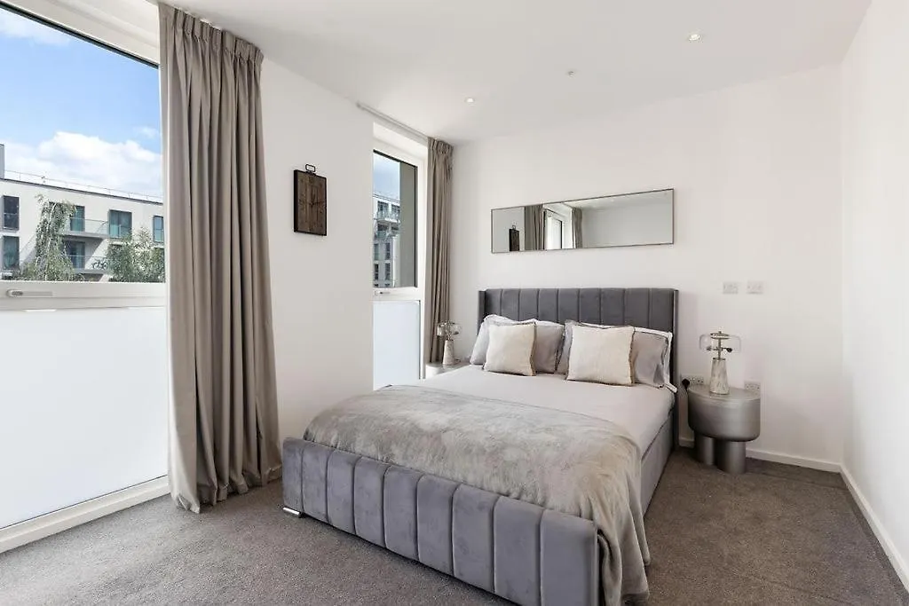 Luxury 2 Bed Apt In Olympic Village London Apartment